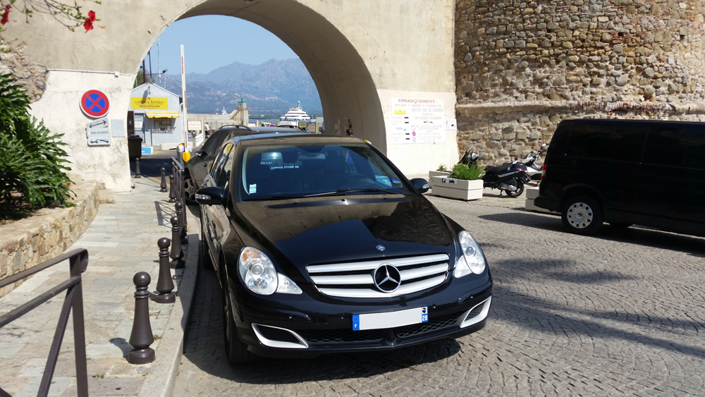 louer une voiture de luxe avec chauffeur pour un séjour agréable